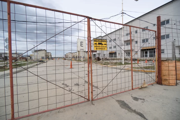  El perímetro de las 86 viviendas del Procrear para que no haya robos. FOTOS: LEANDRO FRANCO/ LA OPINIÓN AUSTRAL