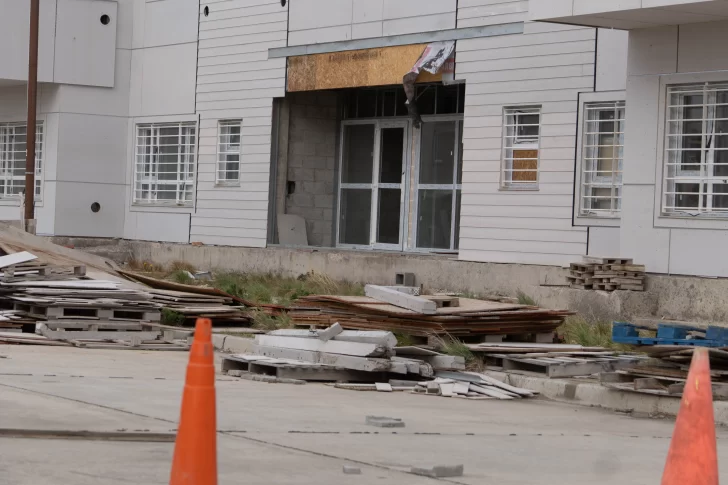  Deterioro. Los edificios fueron terminados pero el paso del tiempo dejó marcas. FOTOS: LEANDRO FRANCO/ LA OPINIÓN AUSTRAL