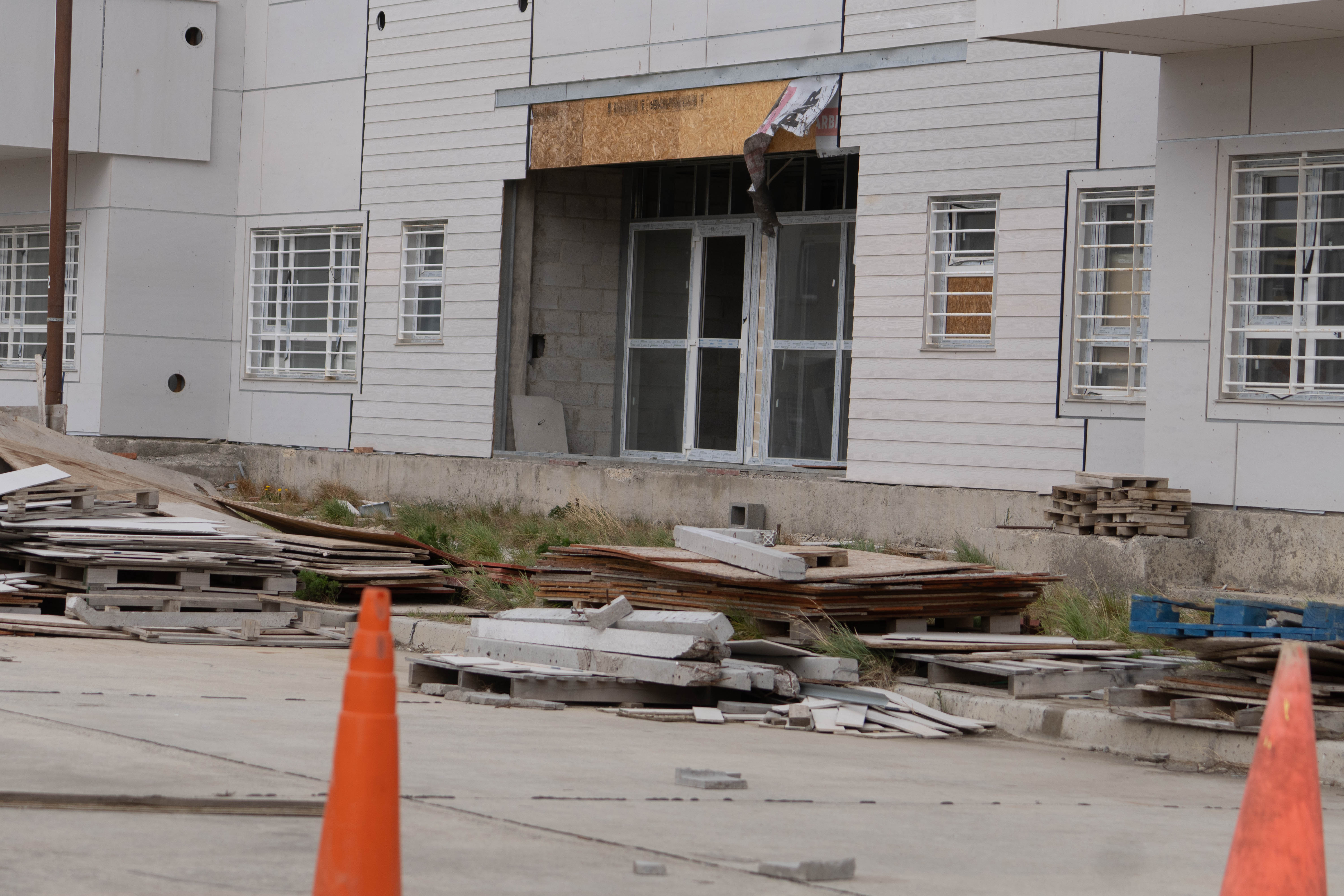  Deterioro. Los edificios fueron terminados pero el paso del tiempo dejó marcas. FOTOS: LEANDRO FRANCO/ LA OPINIÓN AUSTRAL