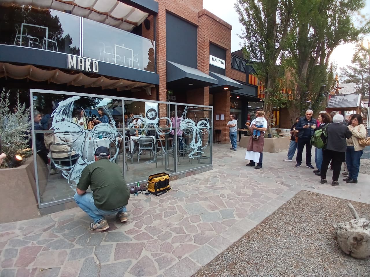  El artista visual Sebastián Dons interviniendo Mako en El Calafate.