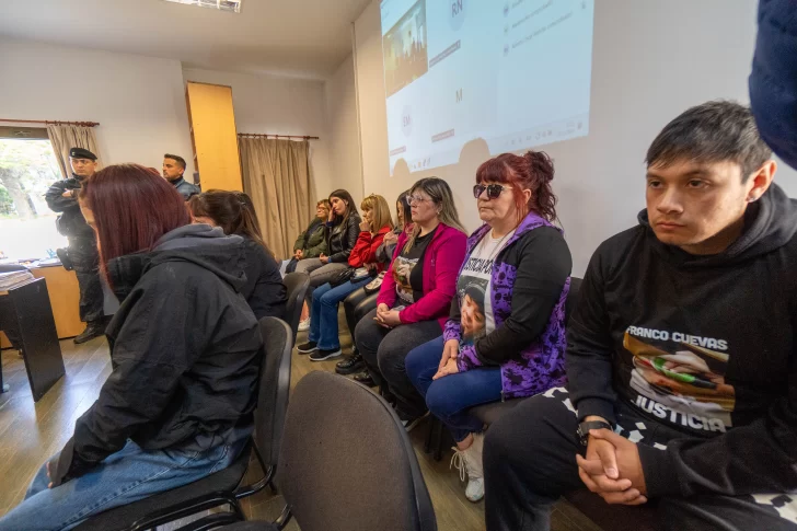  Los seres queridos de Franco Cuevas, este martes, en el recinto de la Cámara. FOTO: LEANDRO FRANCO/ LA OPINIÓN AUSTRAL