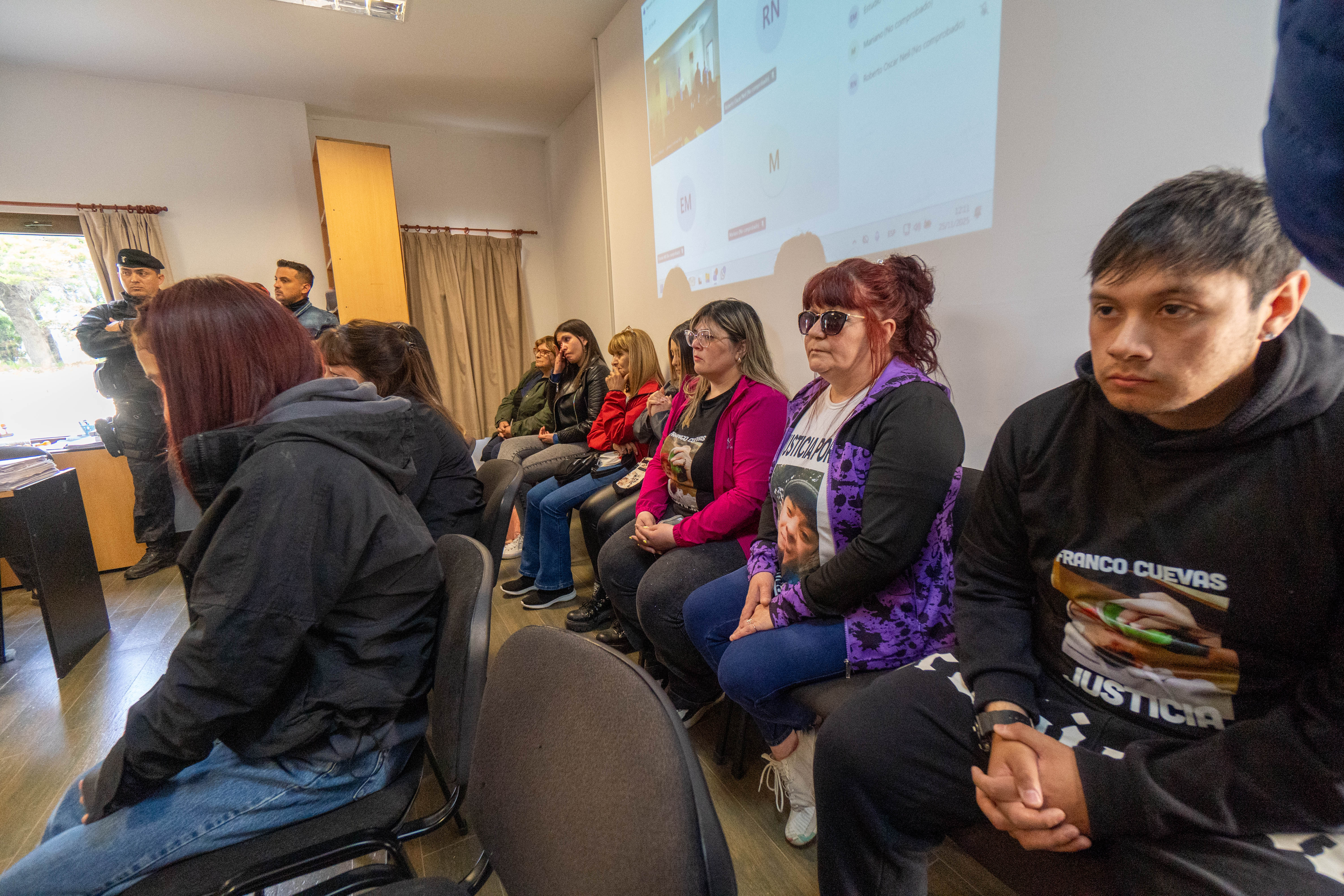  Los seres queridos de Franco Cuevas, este martes, en el recinto de la Cámara. FOTO: LEANDRO FRANCO/ LA OPINIÓN AUSTRAL
