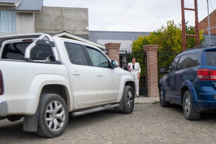  Mariana Barbitta arribando a la casa de Neil, tras conocer la sentencia. FOTO: LEANDRO FRANCO/ LA OPINIÓN AUSTRAL