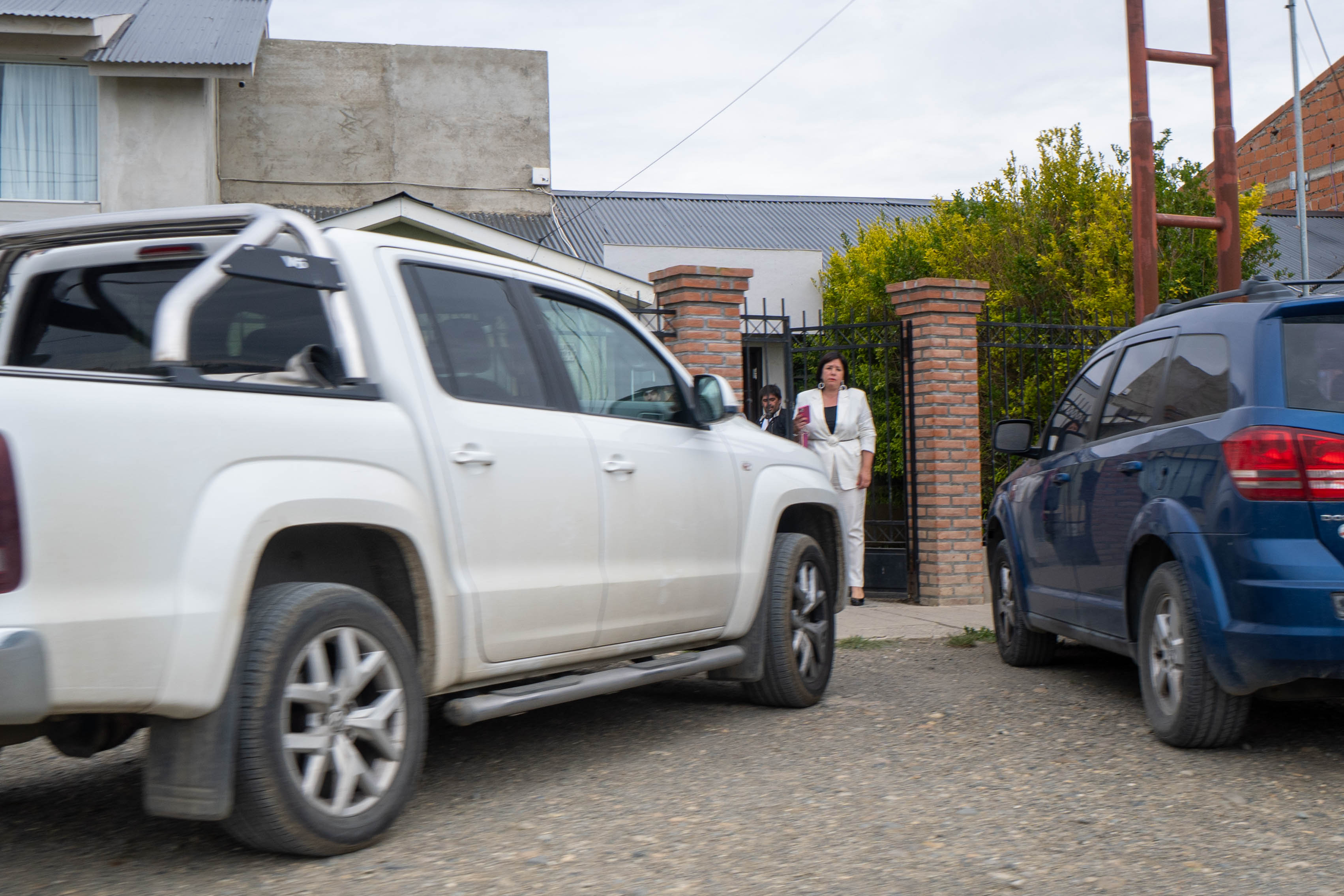  Mariana Barbitta arribando a la casa de Neil, tras conocer la sentencia. FOTO: LEANDRO FRANCO/ LA OPINIÓN AUSTRAL