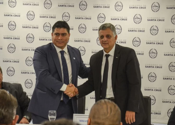  El Gobernador Claudio Vidal y Horacio Marín, CEO de YPF, firmaron primero el memorandum de entendimiento en abril y posteriormente, el acuerdo de traspaso de las diez áreas en junio de este año.