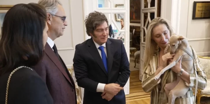 Javier Milei recibió a Andrea Bocelli en un exclusivo recital y lo condecoró en el Salón Blanco