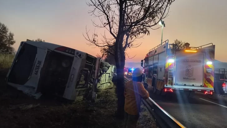  Vista del kilómetro 23 de la carretera Morelia–Pátzcuaro, donde volcó un colectivo que dejó siete muertos y 20 heridos.