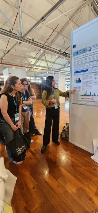  Sofía de La Fuente explicando el póster sobre su trabajo.