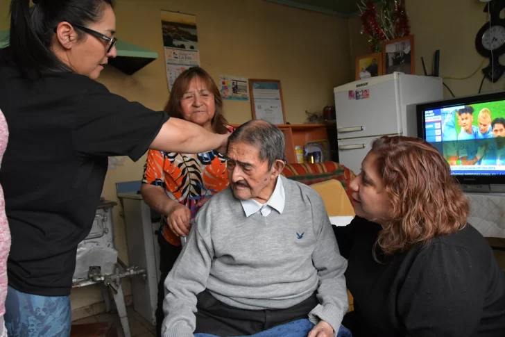  Su nieta Soledad peina a Ubaldo para la foto de La Opinión Austral. Foto: José Silva/La Opinión Austral