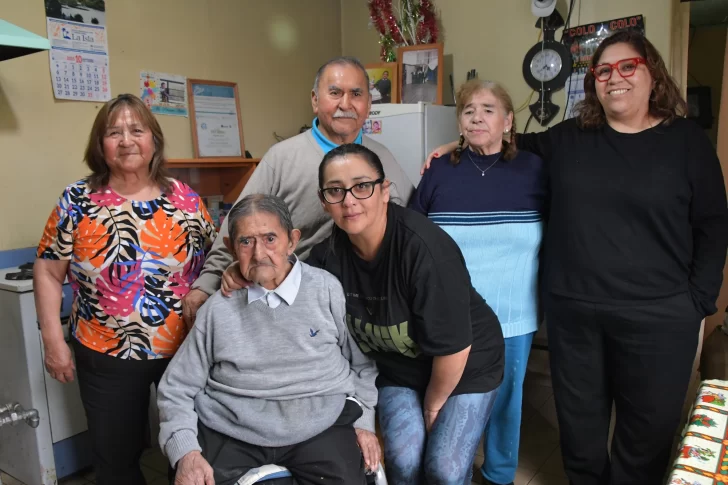  Ubaldo junto a su nieta Soledad, su hija Laura y su hijo José, su nuera María y la pareja de su nieto Marcelo, Ana. Foto: José Silva/La Opinión Austral