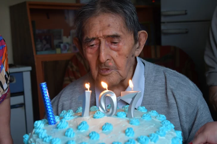 ¡Felices 107!: Ubaldo Cayún, el vecino más longevo de Río Gallegos, celebró su cumpleaños