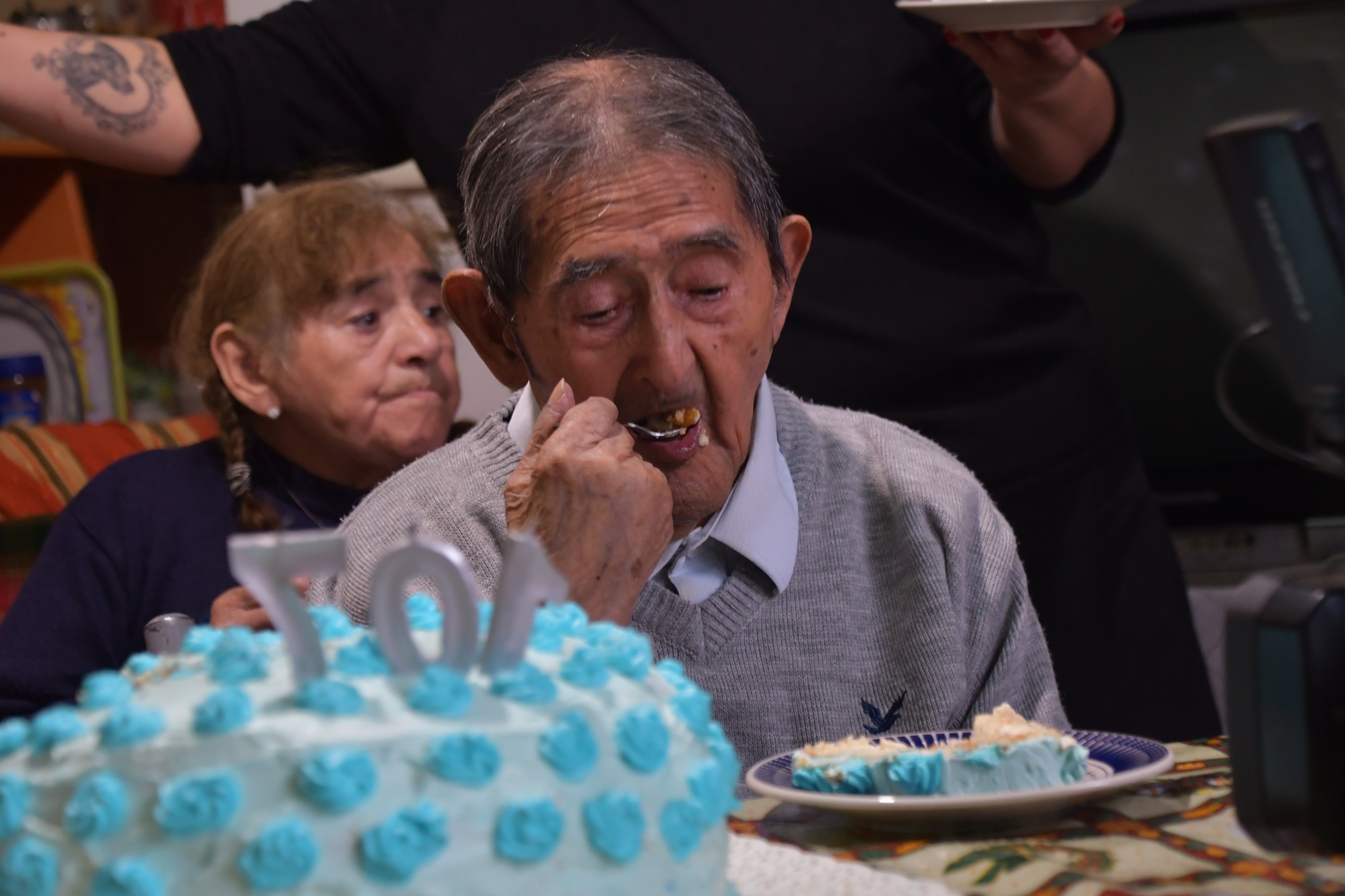  Ubaldo en su cumpleaños 107 probando la torta que preparó su nieta Soledad. Foto: José Silva/La Opinión Austral