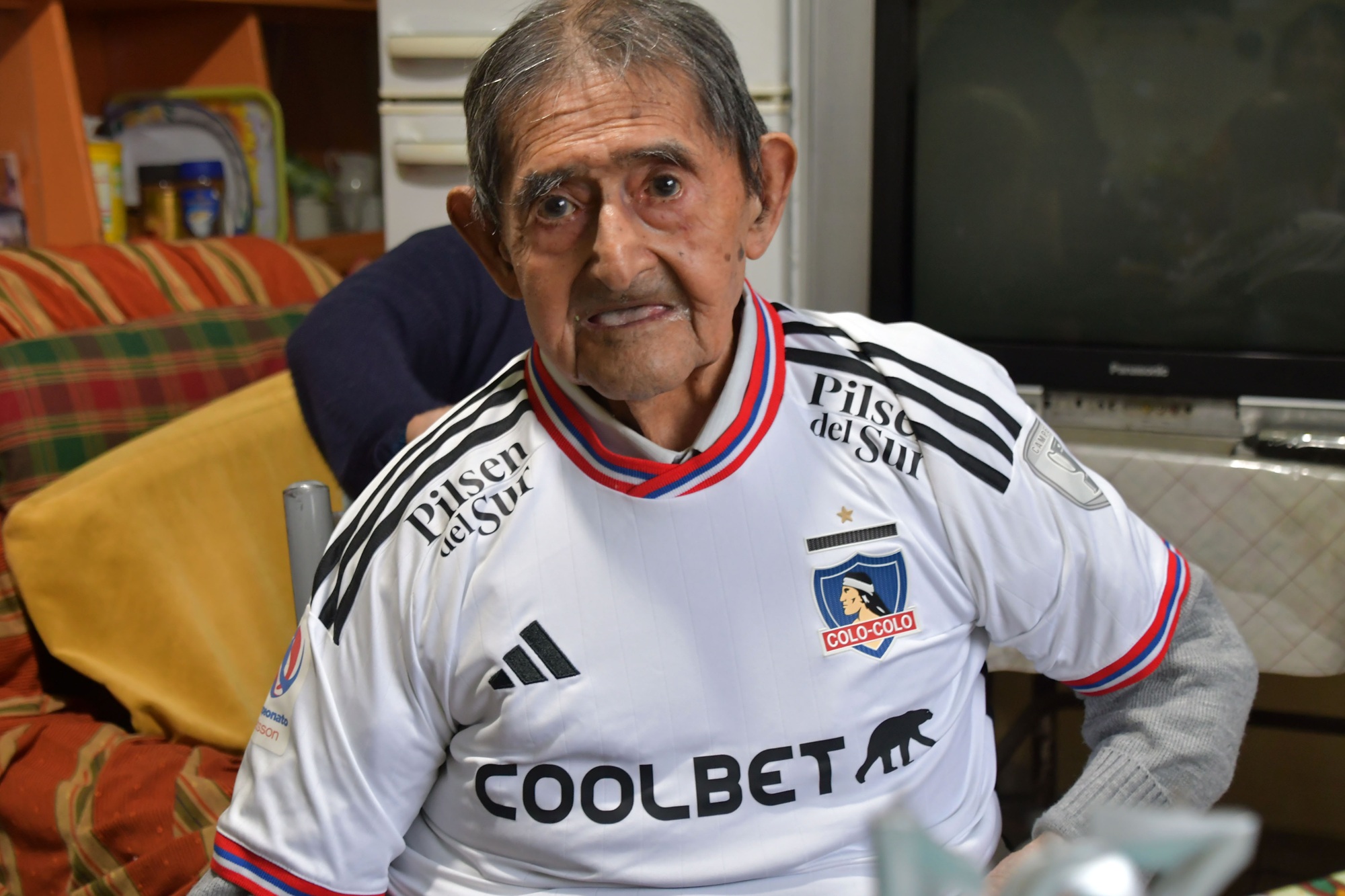  Luciendo la camiseta de Colo-Colo que le regaló su bisnieto 