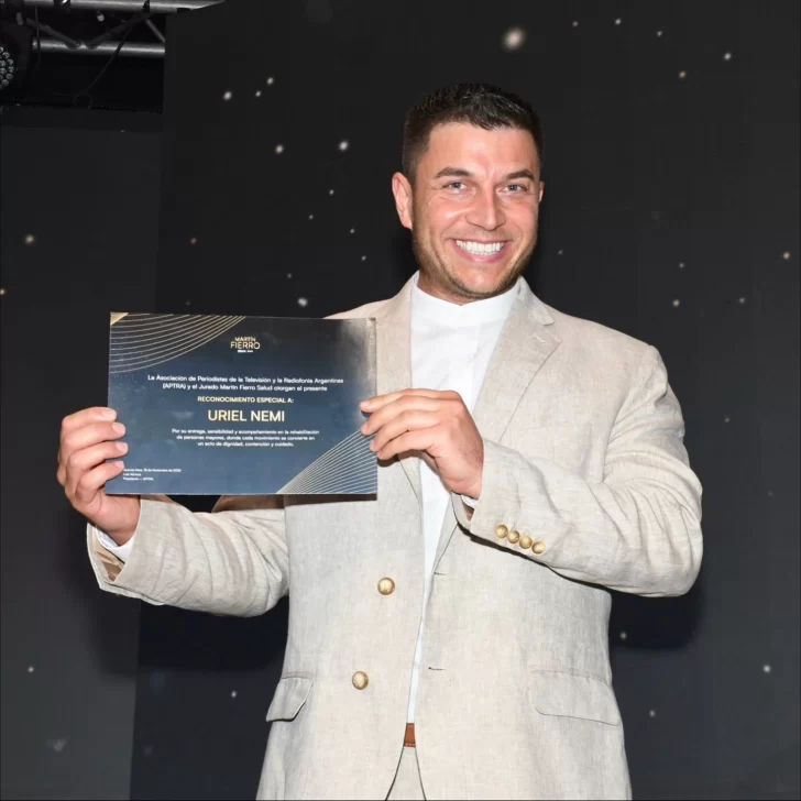  Uriel Nemi recibiendo su diploma en los Martín Fierro de la Salud.