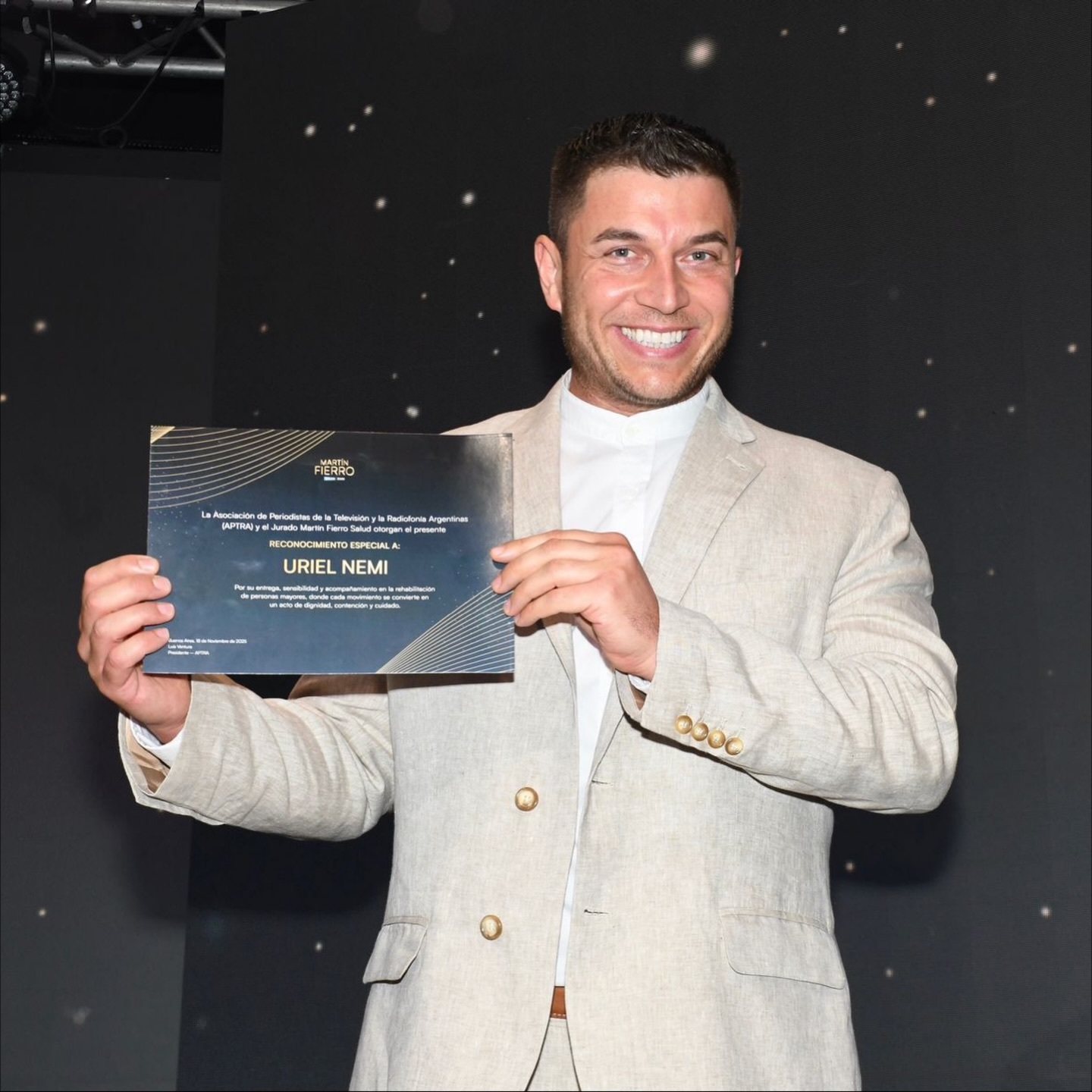  Uriel Nemi recibiendo su diploma en los Martín Fierro de la Salud.