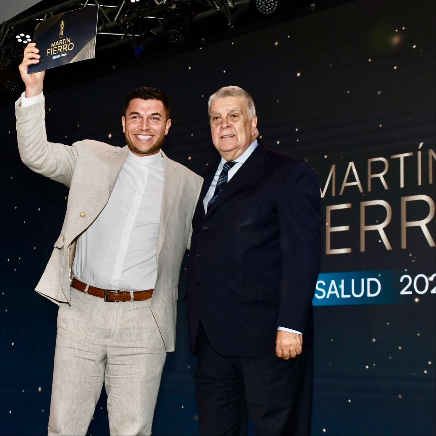 Nemi junto a Luis Ventura, presidente de la Asociación de Periodistas de la Televisión y la Radiofonía Argentina (APTRA).