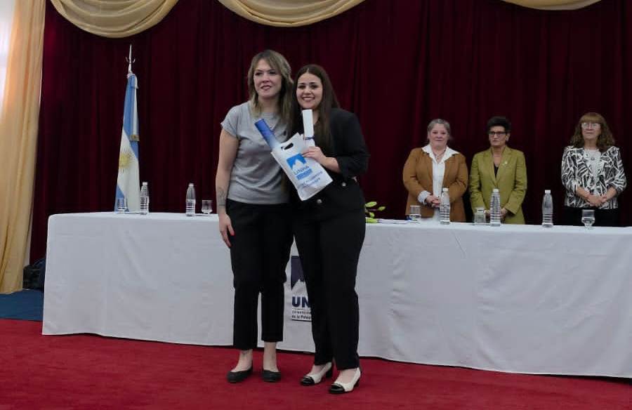  Valeria Llaneza recibiendo el título de Técnica Universitaria en Gestión y Administración de Universidades.
