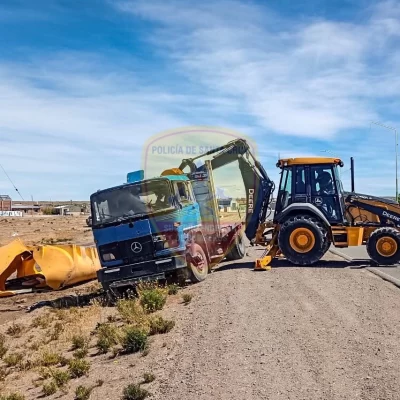 Accidente en Ruta 43: un camión volcó y el chofer fue trasladado al hospital