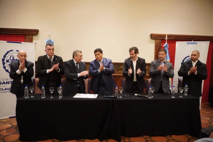  Claudio Vidal firmó el decreto final de traspaso de áreas, en El Calafate, el 18 de noviembre. FOTO: LEANDRO FRANCO/LA OPINIÓN AUSTRAL.