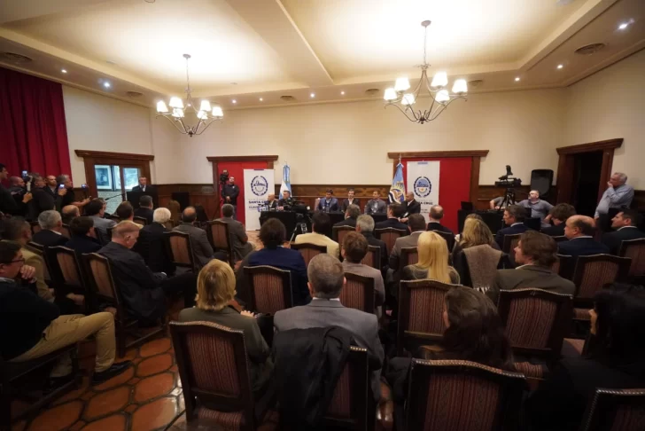  El acto de firma de los decretos se realizó en el Hotel Posada Los Alamos en El Calafate. FOTO: LEANDRO FRANCO/LA OPINIÓN AUSTRAL.