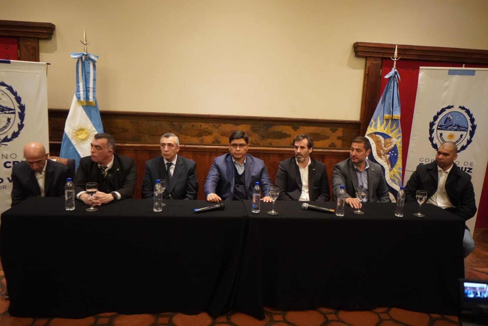  José Lludgar (Petroleros Jerárquicos);  Alejandro Martínez decando de la Facultad de Ingeniería de la UBA; Jaime Alvarez, ministro de Energía; gobernador Claudio Vidal; Lisandro Deleonardis, vice presidente de Asuntos Públicos de YPF;  Oscar Vera, presidente de Fomicruz y Rafael Guenchenen (SIPGER). FOTO: LEANDRO FRANCO/LA OPINIÓN AUSTRAL.