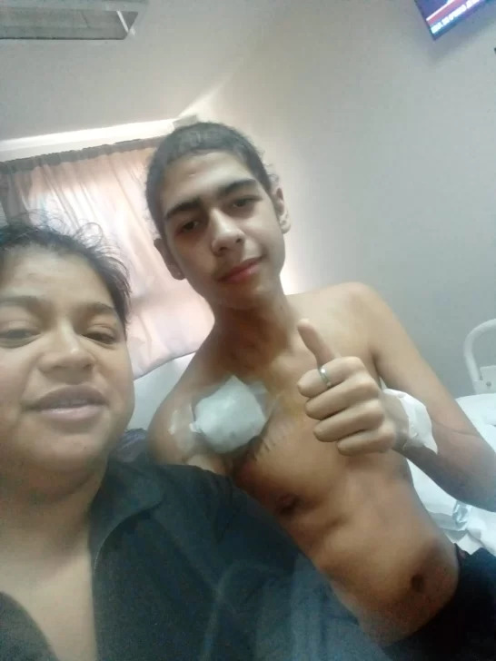  Carol junto a Pablo el día que arrancó el tratamiento en Comodoro.