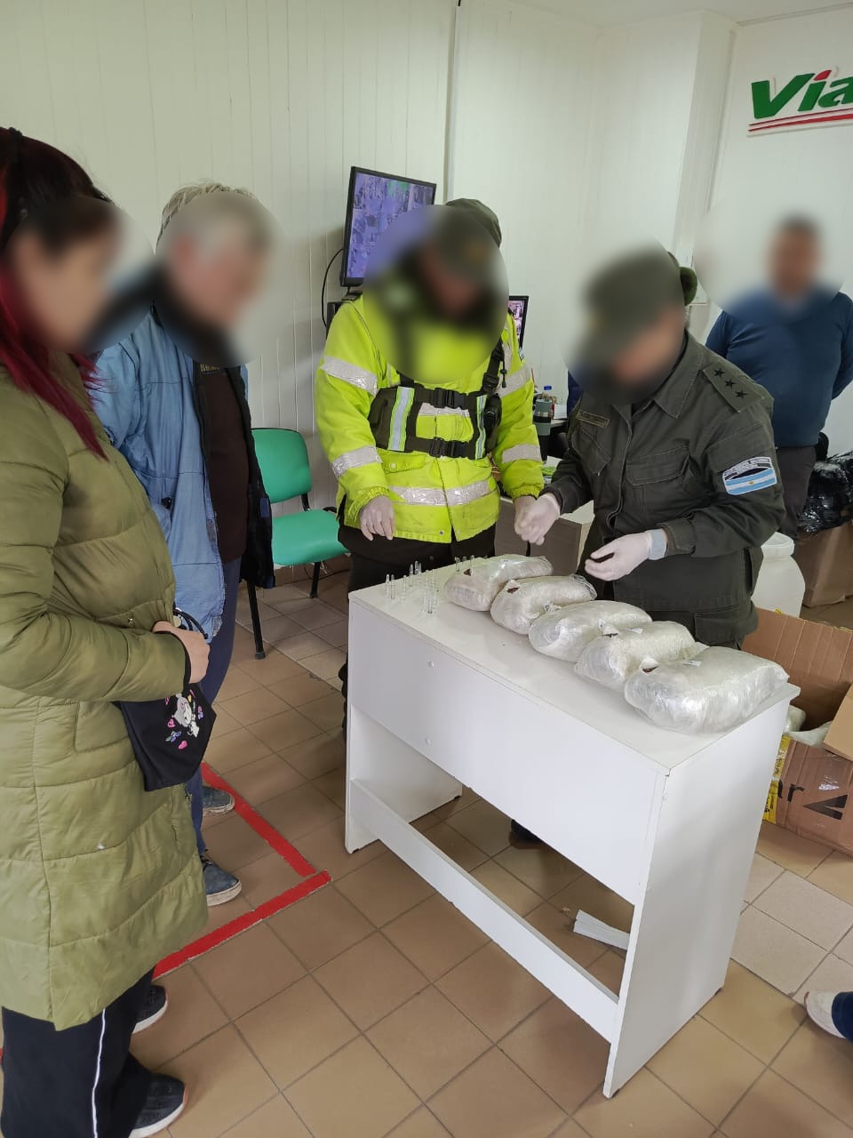  Momento en el que se inspeccionaba parte de la droga. FOTO: GENDARMERÍA NACIONAL