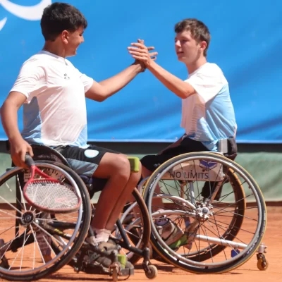 El riogalleguense Ian Davidson y su dupla ganaron en dobles y se aseguraron una medalla en tenis adaptado