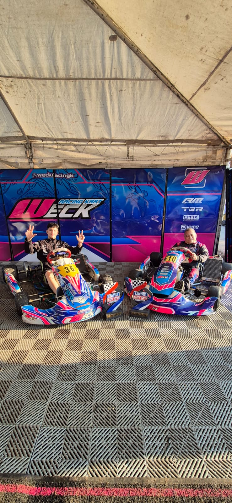  Thiago junto a Javier Fichera, compañero de equipo en Weck Racing, categoría School Master quien también se ubicó tercero.