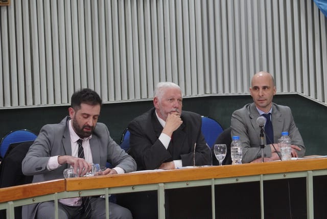  Gonzalo Chute, secretario municipal de Legal y Técnica, Alejandro Ruggero abogado del acusado y Fernando Basanta. FOTO: LEANDRO FRANCO / LA OPINIÓN AUSTRAL.