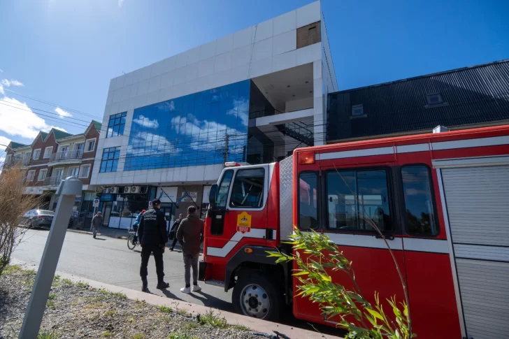 Ráfagas peligrosas en Río Gallegos: se desprendió un panel del edificio de la Caja de Previsión Social