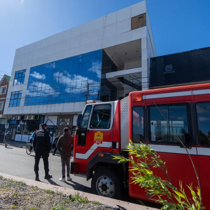 Ráfagas peligrosas en Río Gallegos: se desprendió un panel del edificio de la Caja de Previsión Social