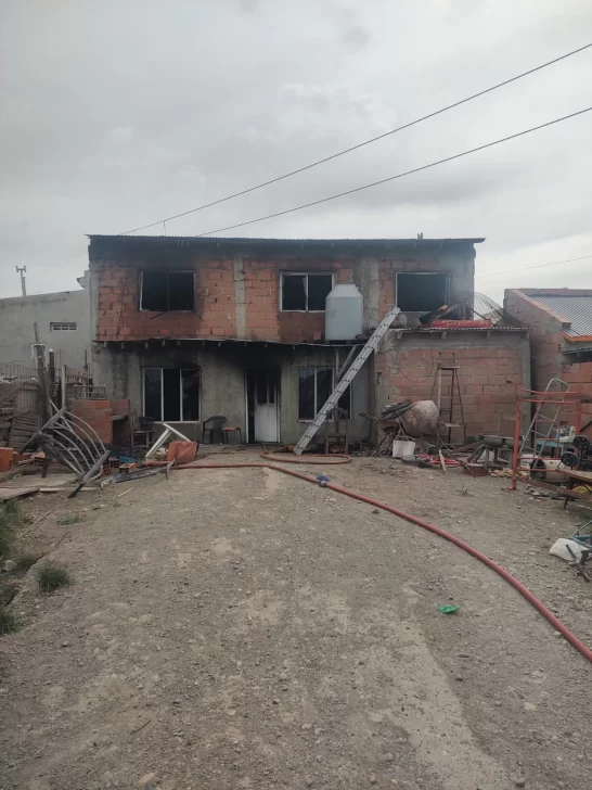 Voraz incendio consumió una casa en Río Gallegos: una mascota murió y otra está desaparecida