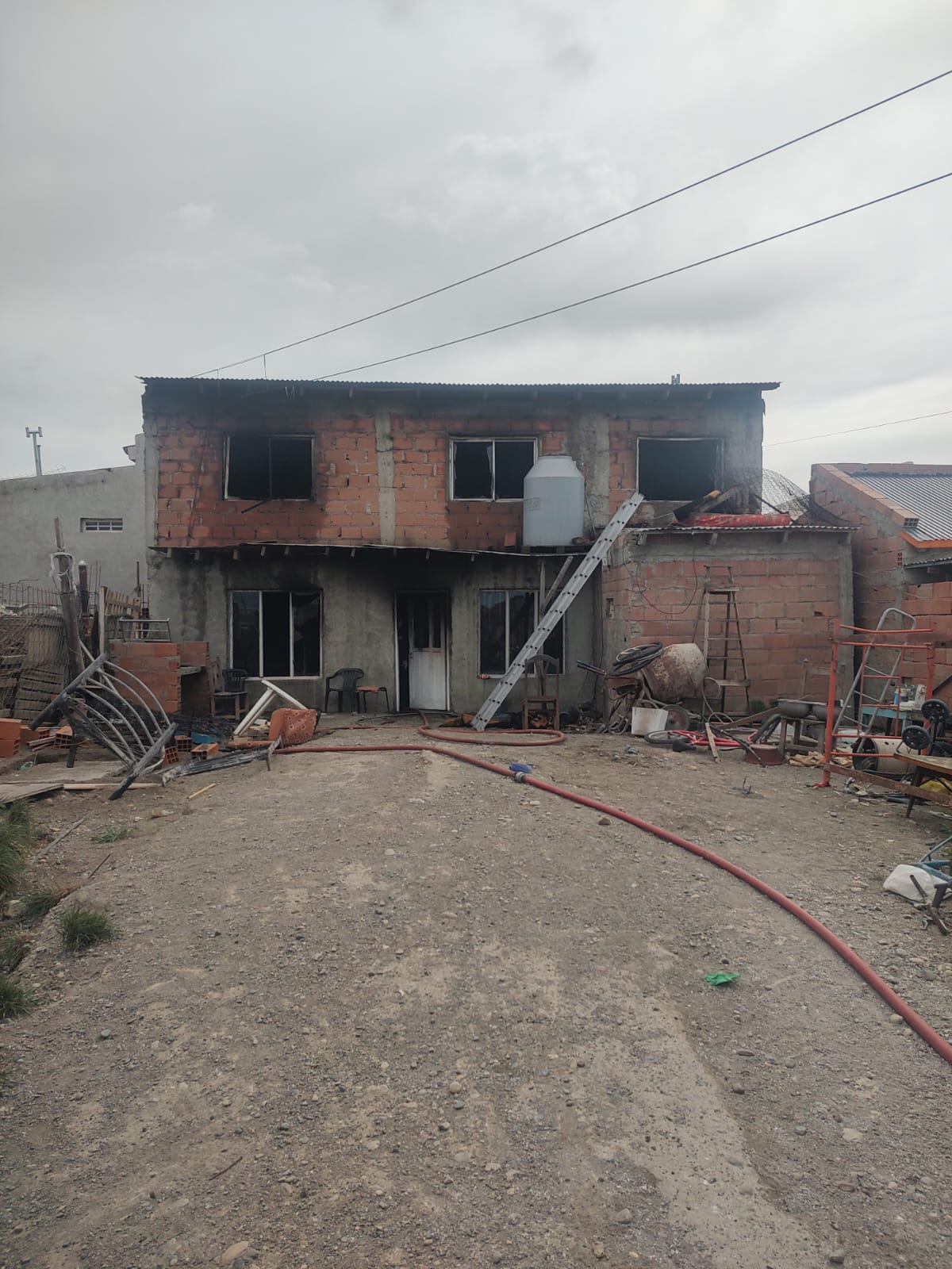 Voraz incendio consumió una casa en Río Gallegos: una mascota murió y otra está desaparecida