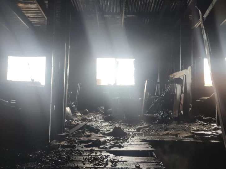 Voraz incendio consumió una casa en Río Gallegos: una mascota murió y otra está desaparecida