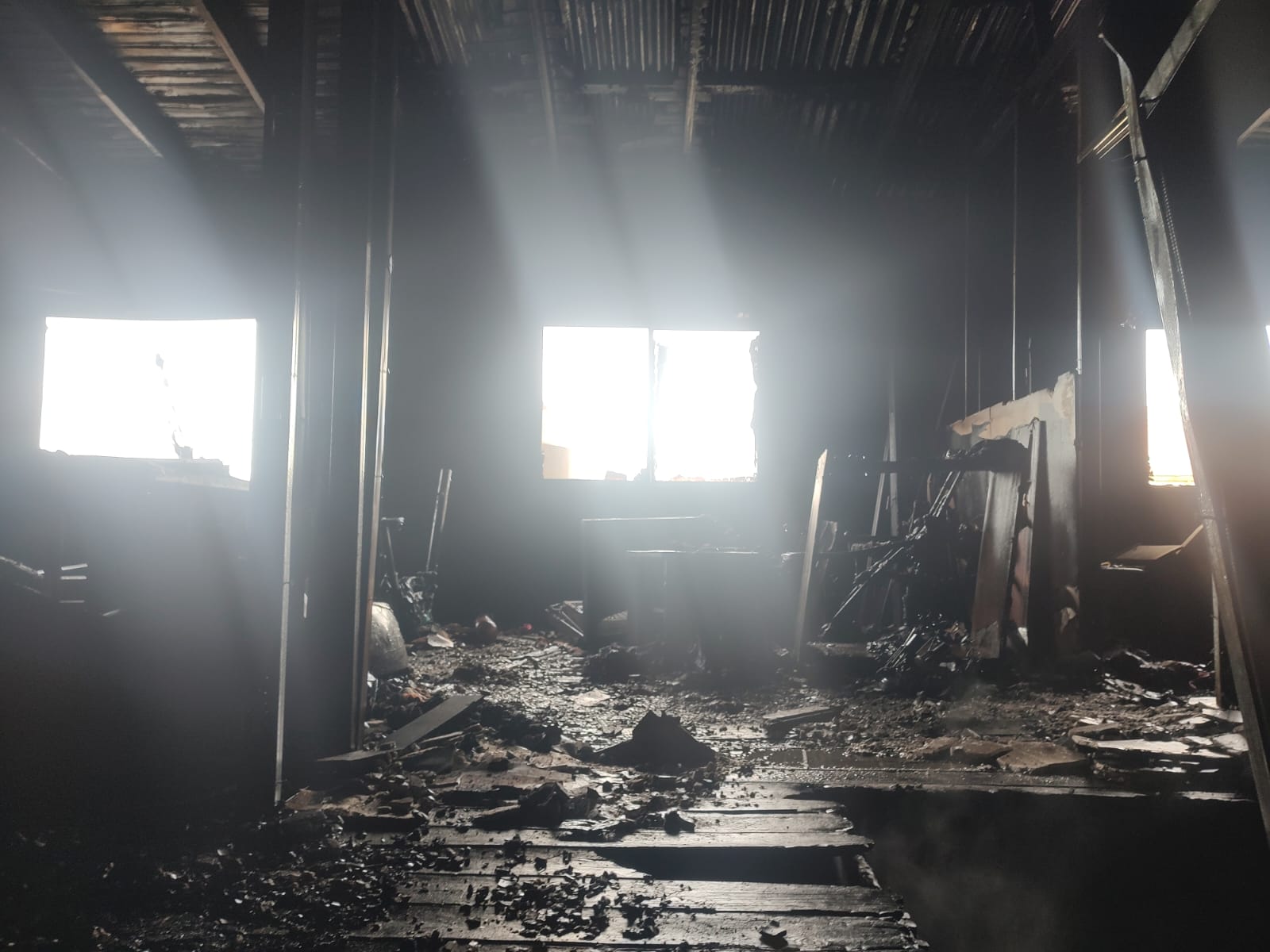 Voraz incendio consumió una casa en Río Gallegos: una mascota murió y otra está desaparecida