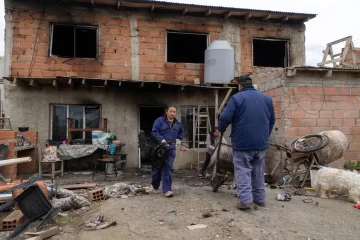 Voraz incendio destruyó una casa en el barrio Juan Pablo II: una familia perdió todo y necesita ayuda Voraz incendio destruyó una casa en el barrio Juan Pablo II: una familia perdió todo y necesita ayuda