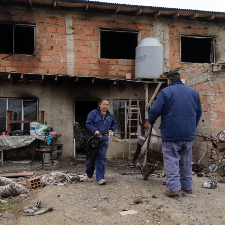 Voraz incendio destruyó una casa en el barrio Juan Pablo II: una familia perdió todo y necesita ayuda Voraz incendio destruyó una casa en el barrio Juan Pablo II: una familia perdió todo y necesita ayuda