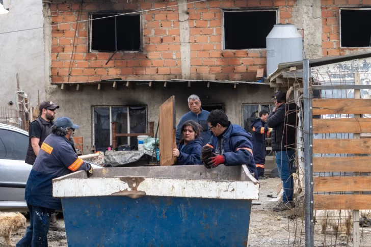  Sasha en el operativo de limpieza en su domicilio. FOTO: LEANDRO FRANCO / LA OPINIÓN AUSTRAL.