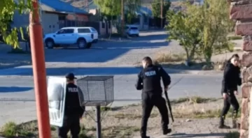 Disparos y lesionados en un enfrentamiento entre la Policía y vecinos de un barrio de Caleta Olivia Disparos y lesionados en un enfrentamiento entre la Policía y vecinos de un barrio de Caleta Olivia