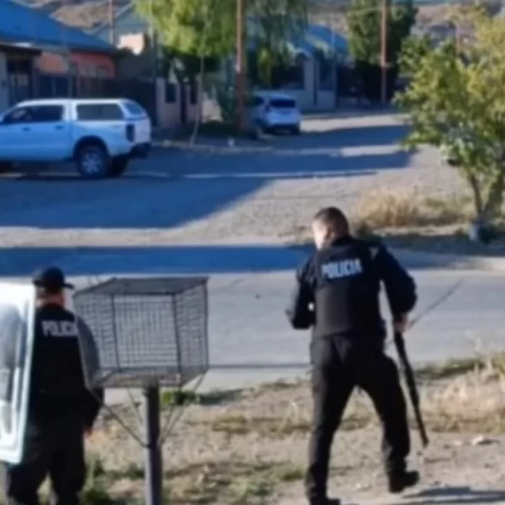 Disparos y lesionados en un enfrentamiento entre la Policía y vecinos de un barrio de Caleta Olivia Disparos y lesionados en un enfrentamiento entre la Policía y vecinos de un barrio de Caleta Olivia