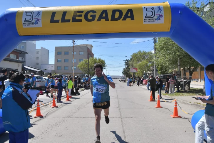 David Álvarez, operador de LU12, participó de la carrera solidaria organizada por La Bancaria