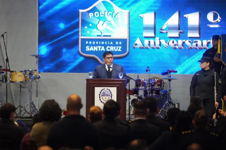  El gobernador Claudio Vidal encabezó el acto por el 141° aniversario de la Policía de Santa Cruz, en el auditorio Bet El. FOTOS: LEANDRO FRANCO/LA OPINIÓN AUSTRAL