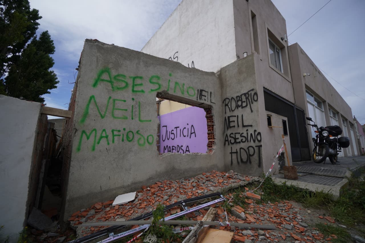  Lo que quedó de la estructura y, atrás, la concesionaria donde ocurrió el hecho. FOTO: LEANDRO FRANCO/LA OPINIÓN AUSTRAL