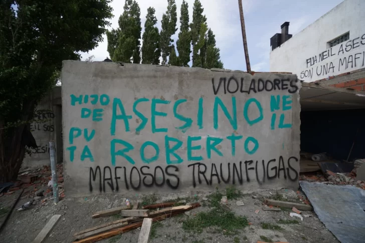  Otra de las paredes que aparecieron pintadas. FOTO: LEANDRO FRANCO/LA OPINIÓN AUSTRAL