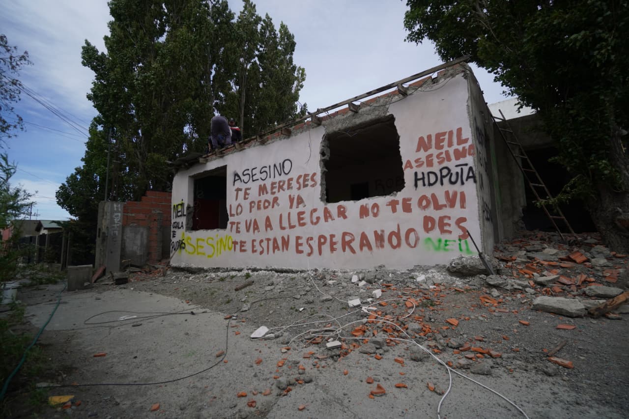  Una de las paredes de lo que era la casa de los Cuevas. FOTO: LEANDRO FRANCO/LA OPINIÓN AUSTRAL