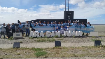 490 kilómetros de homenaje: la ultramaratón por los 44 héroes del ARA San Juan llegó a Río Gallegos 490 kilómetros de homenaje: la ultramaratón por los 44 héroes del ARA San Juan llegó a Río Gallegos