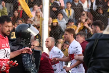 Deportivo Madryn, a la final en una tarde de golpes, protestas y polémica ante Morón Deportivo Madryn, a la final en una tarde de golpes, protestas y polémica ante Morón