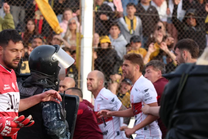 Deportivo Madryn, a la final en una tarde de golpes, protestas y polémica ante Morón