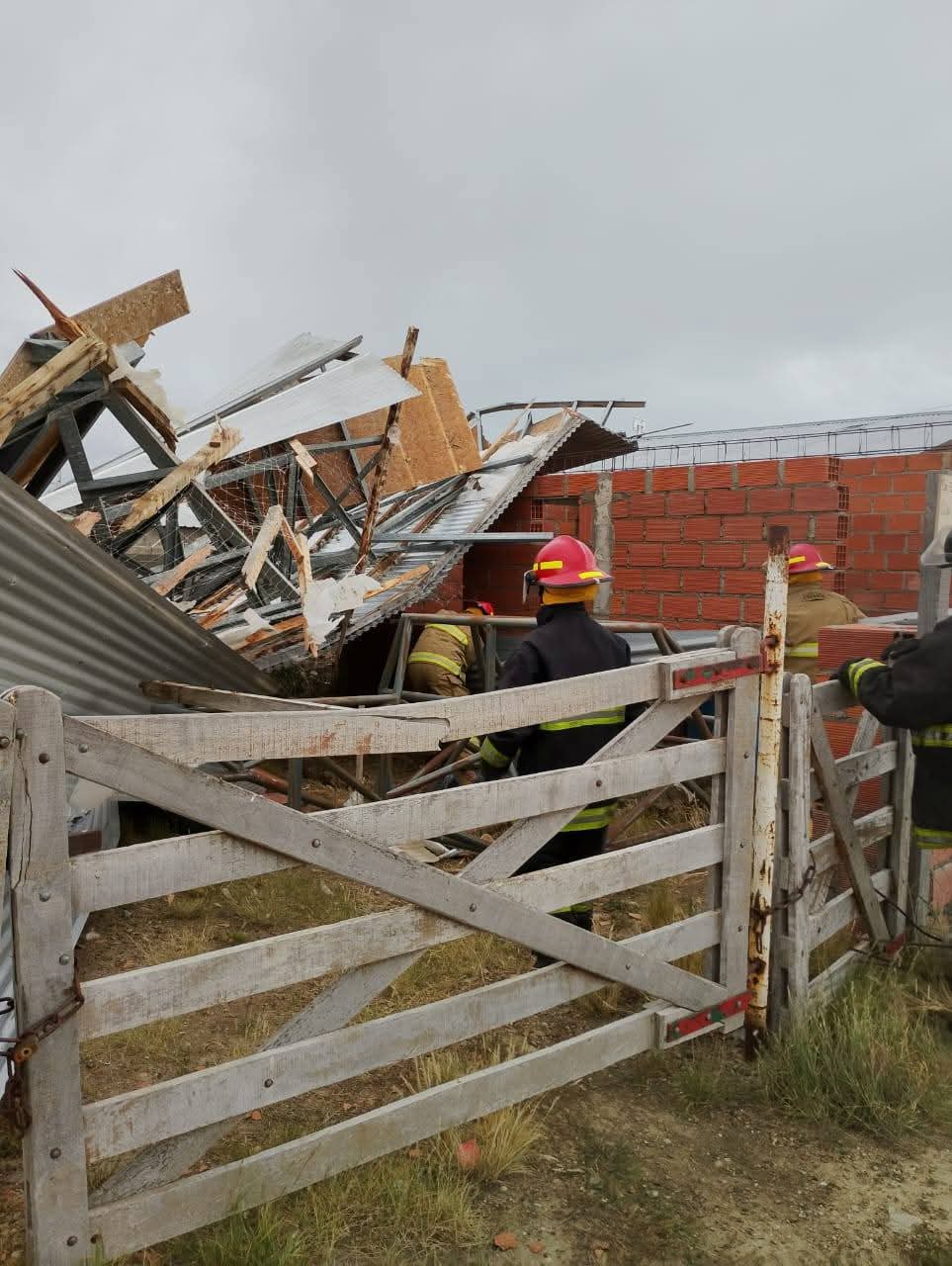  El viento hizo colapsar una vivienda en Puerto San Julián. FOTO: POLICÍA SANTA CRUZ